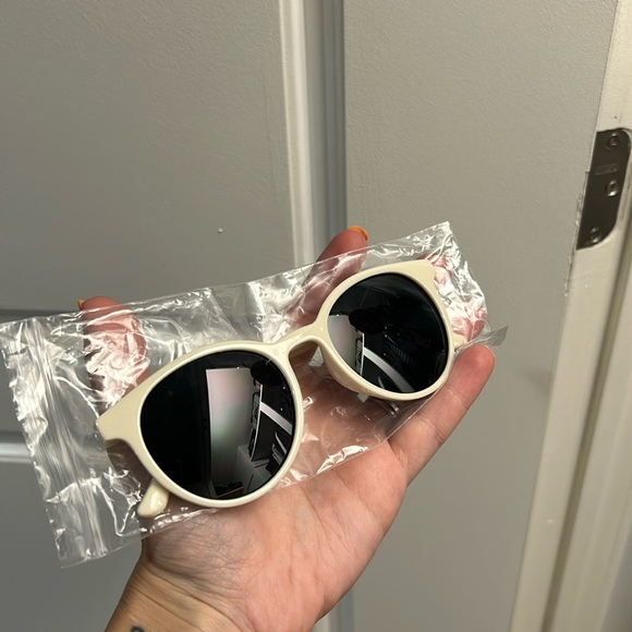 *free with any purchase* NWOT Plastic SHEIN sunglasses unisex - Picture 1 of 2